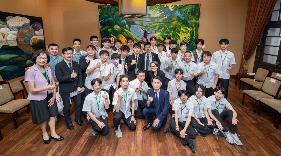 成功高中-成功高中師生前進總統府 與副總統同上公民課