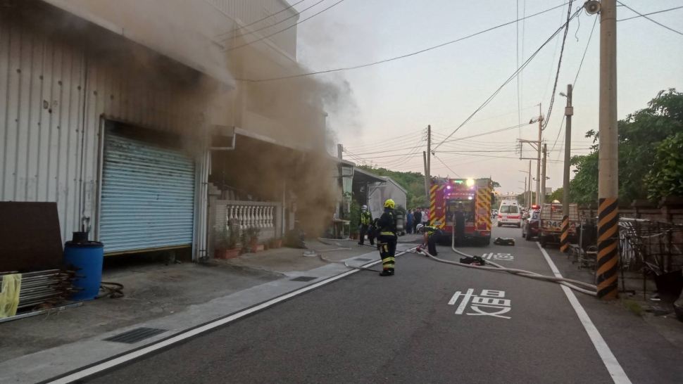 倉庫火勢猛烈濃煙竄出　竹南消防迅速撲滅