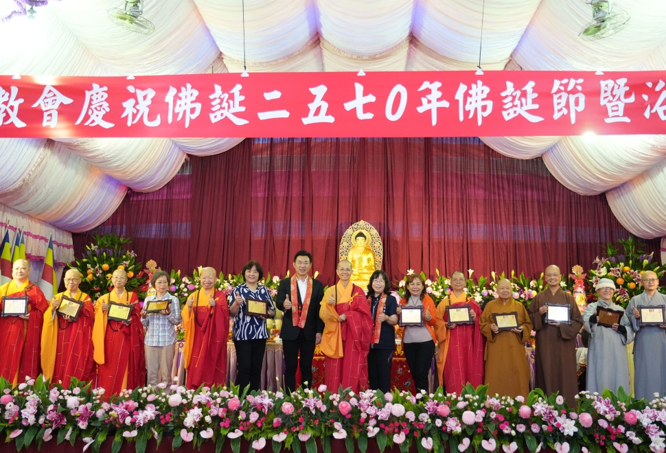 大台中佛教會浴佛祈福大會登場 上千信眾共沐佛恩 民政局長祈願市民幸福安康