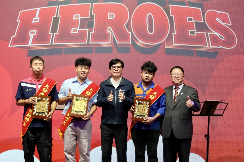 出席四大產業園區首次聯合模範勞工表揚大會　陳其邁感謝勞工朋友為高雄產業打拚