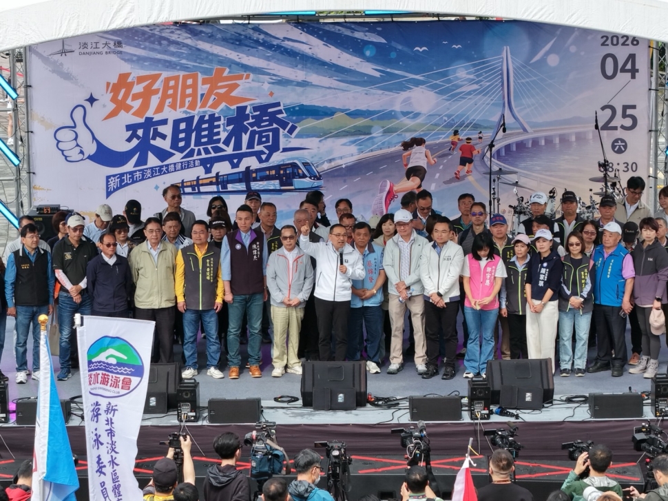 見證世紀地標！淡江大橋健行創紀錄，十萬人潮擠爆淡水搶走「一生期待之路」