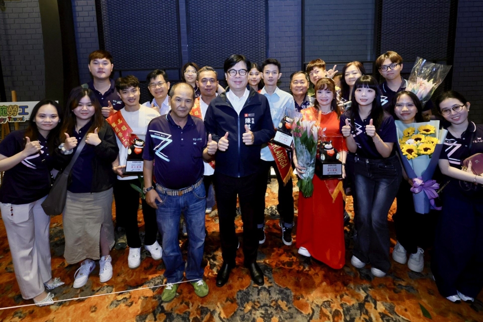 表揚模範勞工暨績優工會 陳其邁：高雄進步與產業發展及勞工付出息息相關