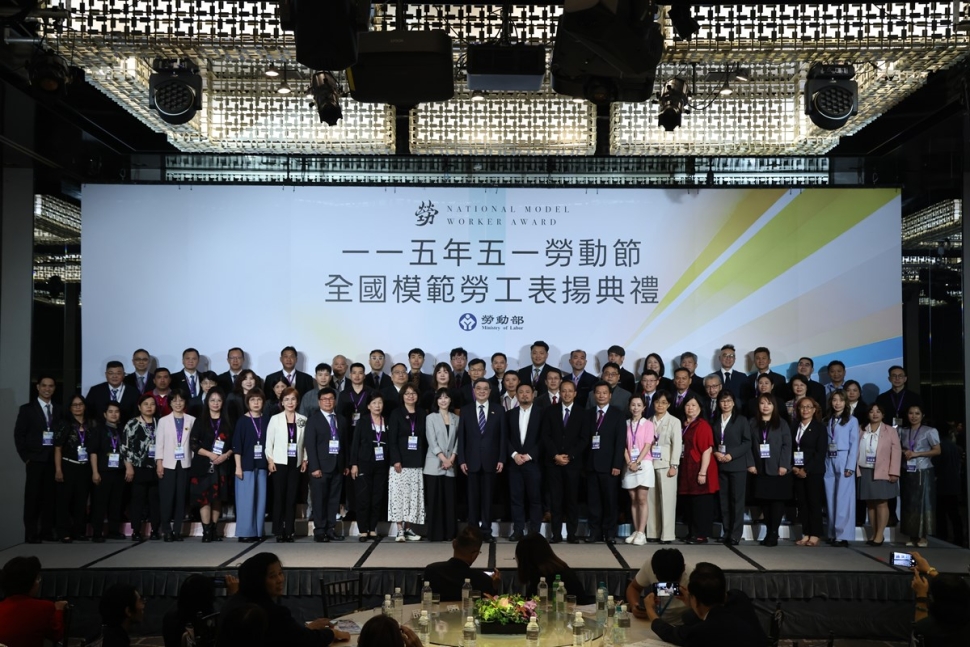 行政院卓院長出席全國模範勞工表揚典禮，向全國勞工朋友們獻上最高敬意