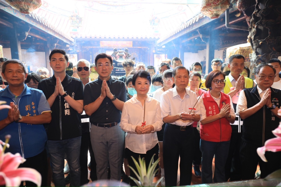 媽祖慈暉保平安！萬和宮上千名契子女回宮祈福 盧市長贈匾「萬和安民」感謝守護地方