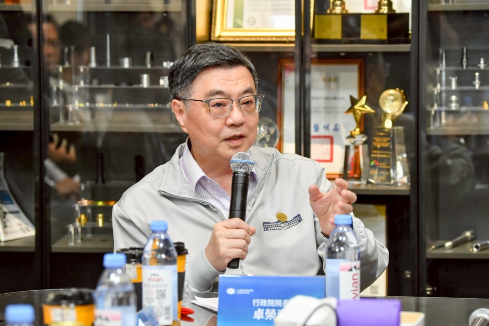 參訪千里眼精密部件公司 卓揆：培養產業「金手」、全力推動中小微企業轉型升級