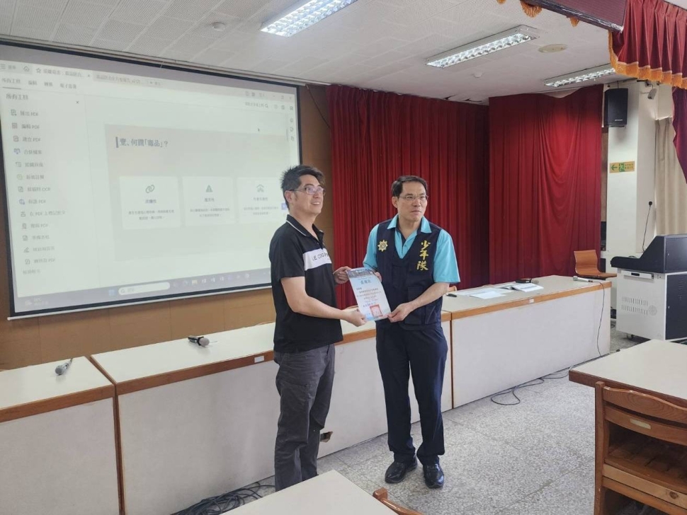 臺東縣警察局少年隊隊長親赴臺東專科宣導，識詐反毒守護青春