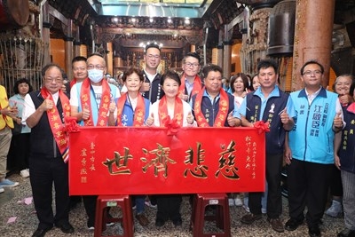 北屯松竹寺香火綿延近兩世紀 盧市長贈匾「慈悲濟世」感謝護佑地方