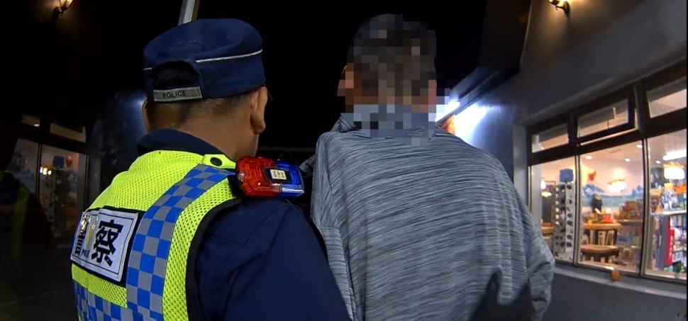 深夜醉臥超商惹憂，太麻里警暖心護送返家避意外