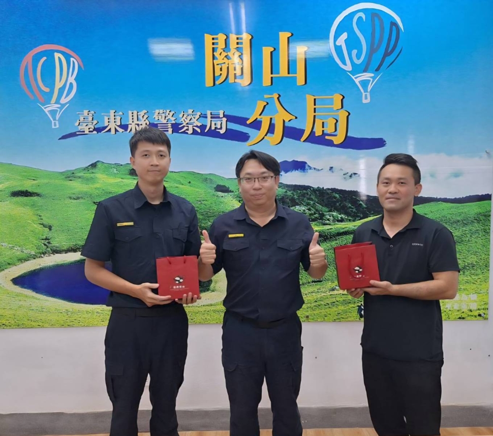 警友站頒獎贈禮慰勉關山警 分局長頒破案茶肯定查緝毒駕