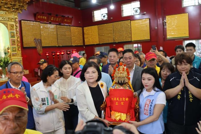 六房媽熱鬧過爐 成千上萬信徒隨行祈福