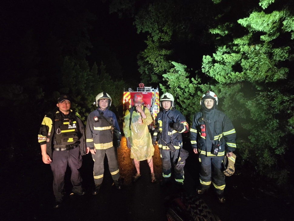 英籍遊客陽明山迷途驚魂 北投警漏夜救援