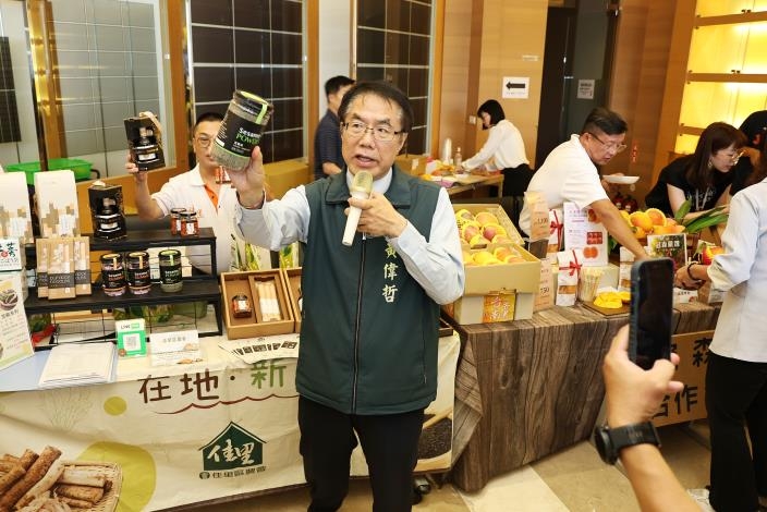 台南芒果直送美光台南廠　黃偉哲感謝企業相挺農民