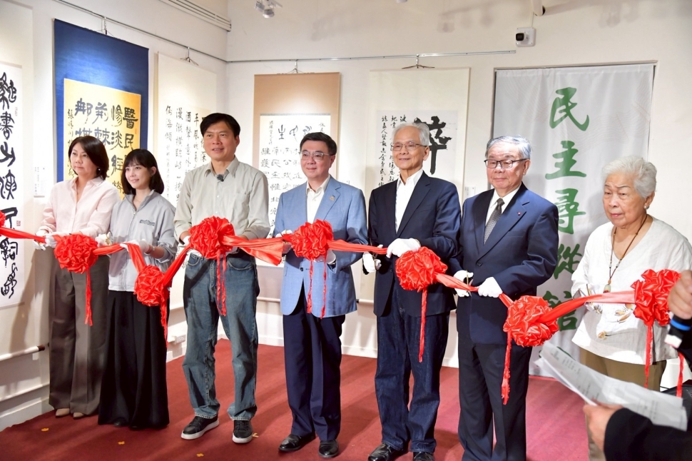 卓榮泰出席「墨痕詩述－臺灣百年追尋」展　肯定發揚民主精神