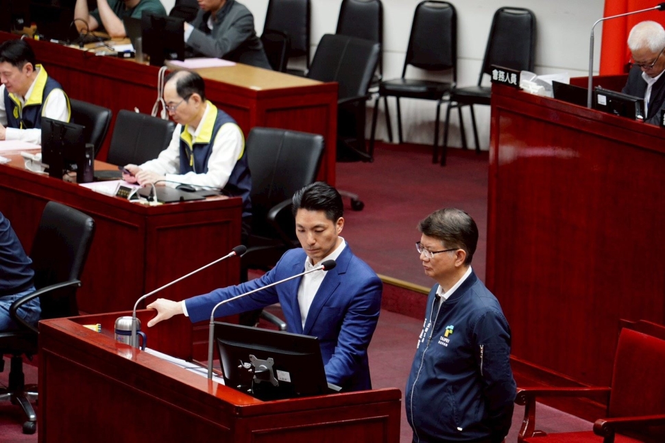 蔣萬安赴議會施政報告質詢　守護市民食安、捍衛基層同仁辛勞