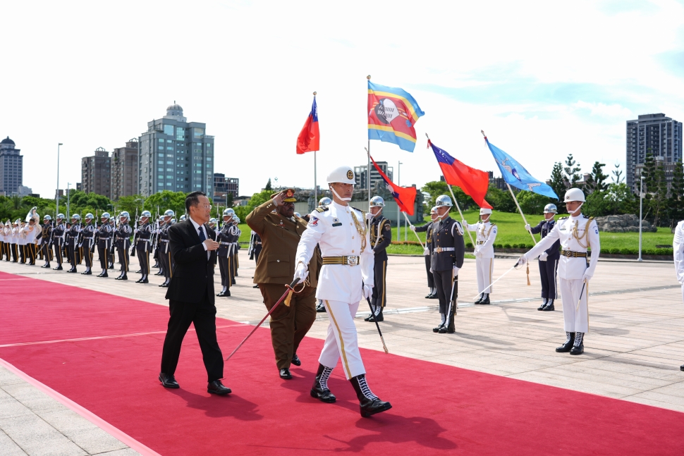 國防部長與史瓦帝尼國防軍司令相互贈勳　深化兩國軍事合作