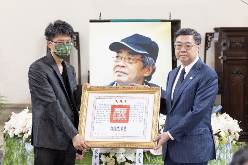 銅鑼灣書店創辦人林榮基告別禮拜 行政院長卓榮泰代表頒贈褒揚令