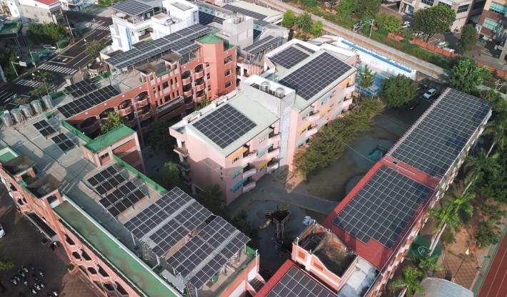 臺南推動公有屋頂光電 公部門帶頭活化屋頂空間落實能源轉型