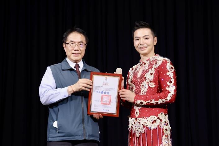 黃偉哲打造圖書館文化平台 跨國藝術展演豐富市民閱讀與生活體驗