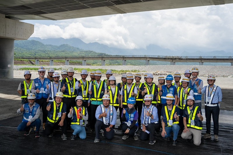 副總統視察「台9線花東景觀大道拓寬工程暨玉里大橋及南通至東里工程」