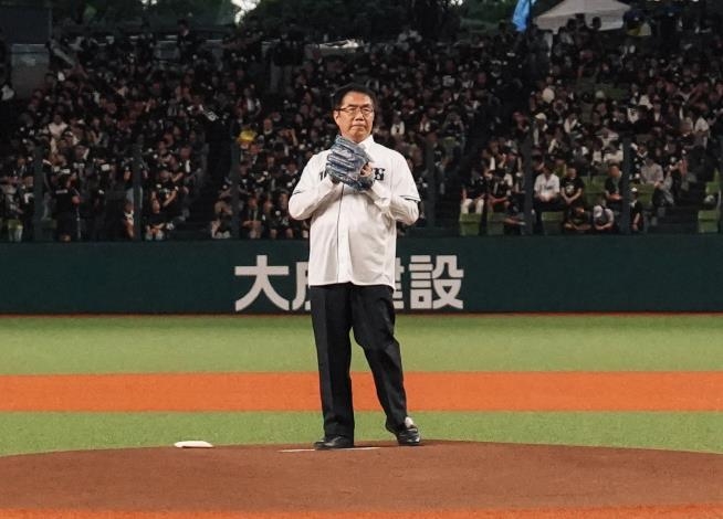 Belluna巨蛋臺南觀光日 黃偉哲登板投出一記好球