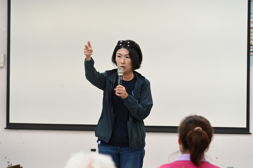 巴拉雅拜龍舟隊前進釜山 饒慶鈴參加授旗典禮 致贈加菜金勉旗開得勝凱旋歸