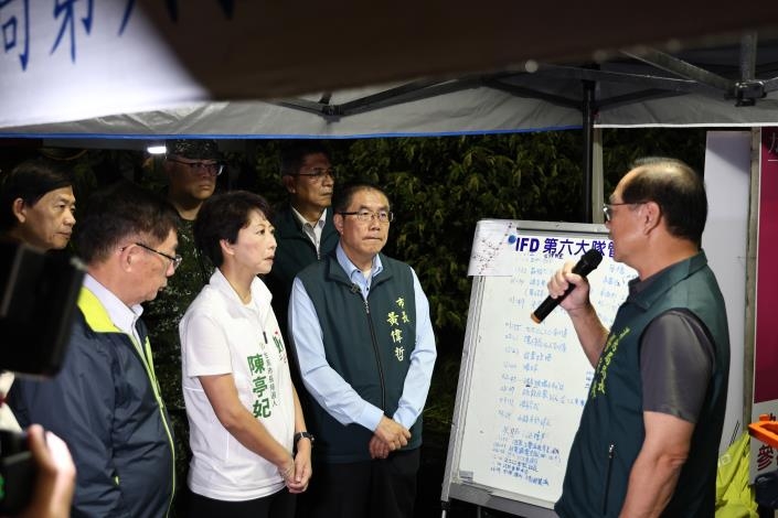 黃偉哲返台趕赴安南火災現場  慰問受災居民、全力協助家園復原