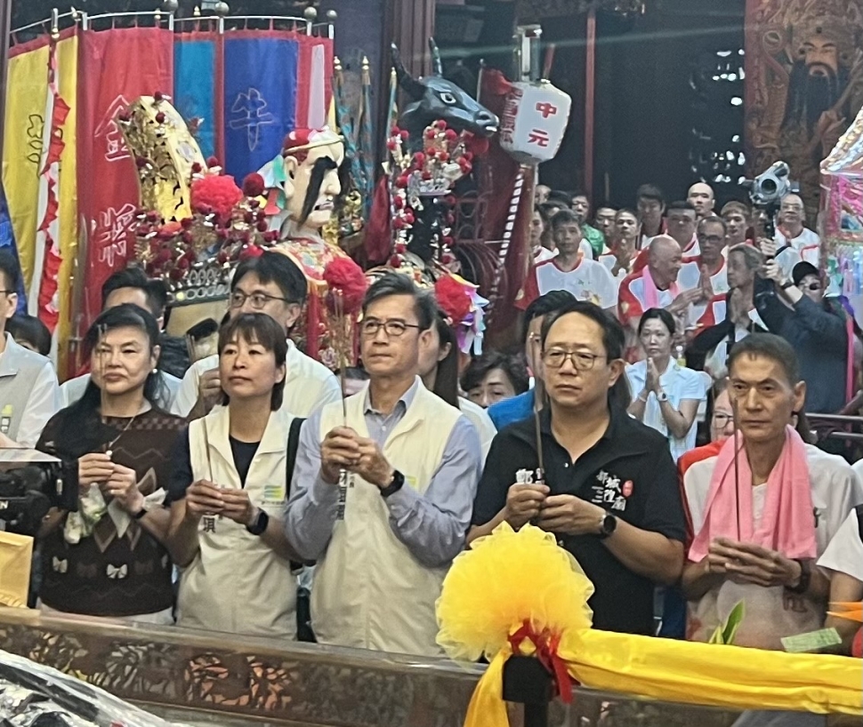中元城隍祭「查夜暗訪」登場　火把隊夜巡竹塹、二公子巡境祈福