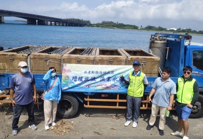 攜手中央增裕漁業資源　臺南市草蝦苗放流守護海洋永續