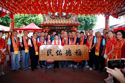 烏日朥(月胥)福德廟奔走20餘年迎回廟地　盧秀燕贈匾「福德佑民」