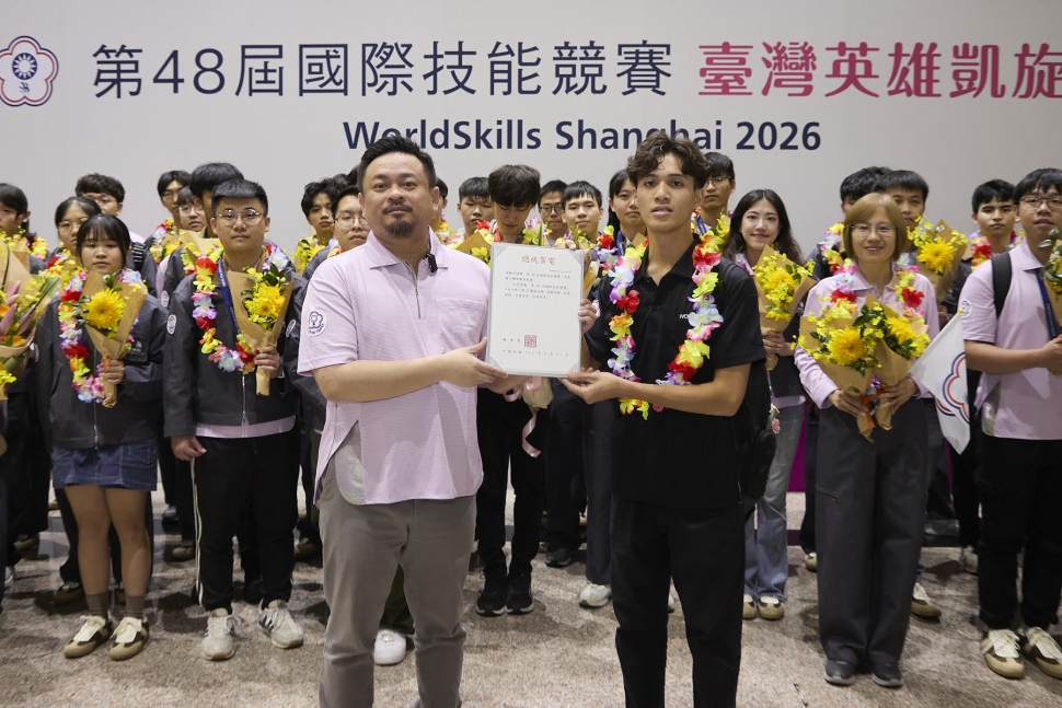 技能國手凱旋歸國　賴清德賀電肯定、洪申翰赴機場迎接