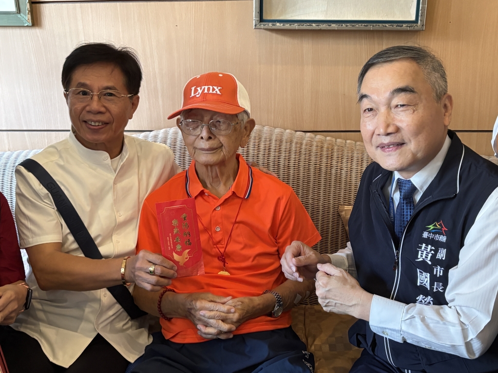 百歲人生不設限　黃國榮探訪百歲人瑞蔡其祥送祝福