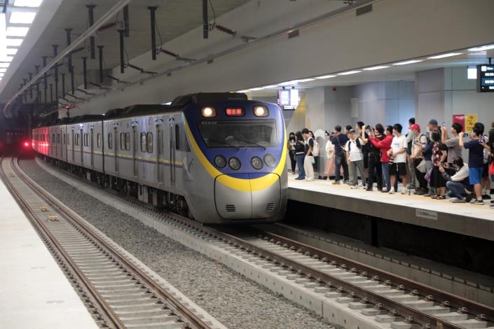 台南鐵路地下化首班車啟程 黃偉哲見證歷史性里程碑