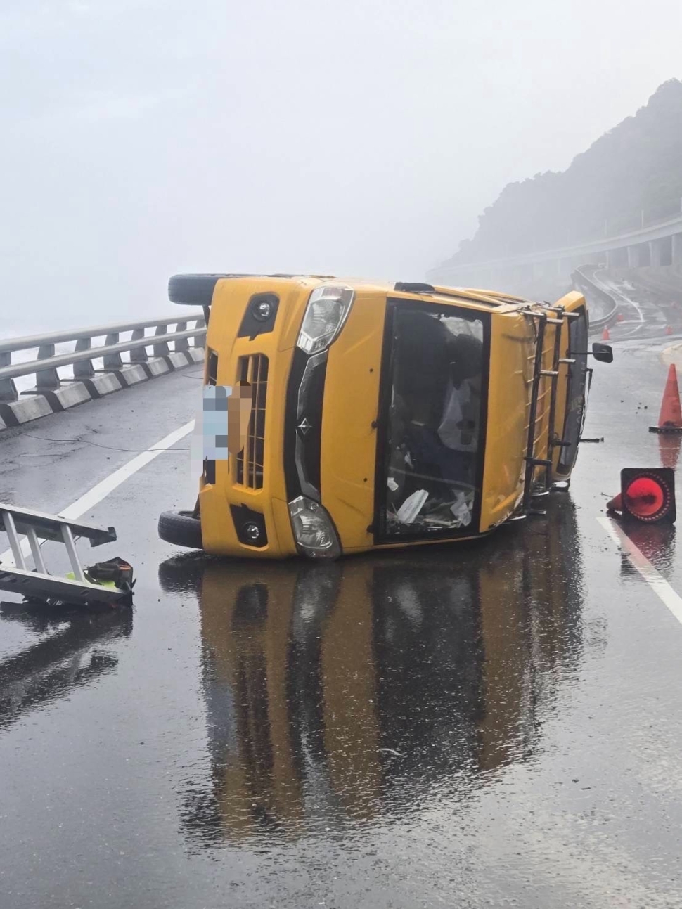 薔琵颱風影響臺東沿海　台9線多良路段工程車疑遭巨浪衝擊翻覆