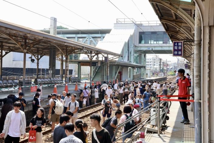 台南車站舊軌道限時開放體驗最後一天　黃偉哲到場與民眾分享東山椪柑