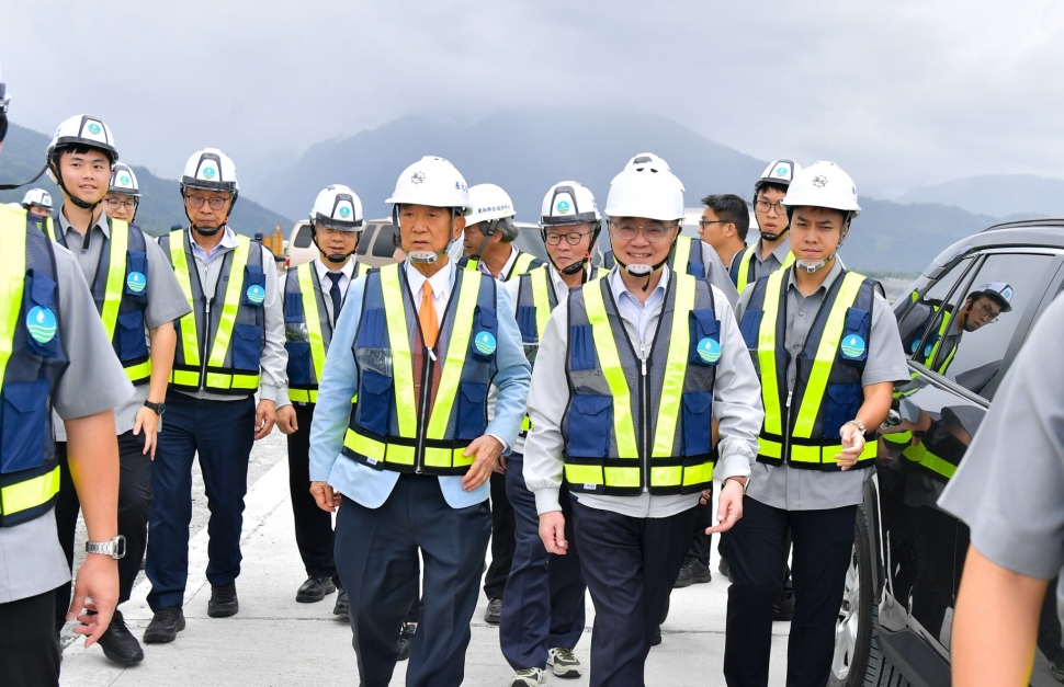 卓榮泰偕宋楚瑜視察馬太鞍溪防洪工程　規劃南北兩岸四道堤防